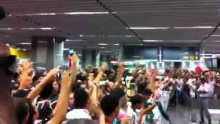 Torcida tricolor lota o Aeroporto do Galeão na chegada dos Guerreiros [upl. by Mauve926]