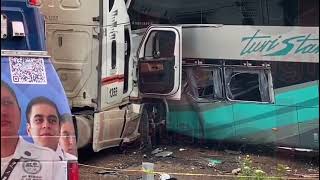 Turistar y tráiler de MILAC chocan en la Autopista Siglo XXI caseta Chapultepec TransporteDeCarga [upl. by Yablon713]