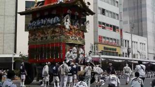 長刀鉾が向きを変えて河原町通りを北上するシーン in 祇園祭2010 [upl. by Anayia]