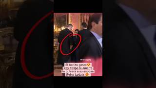 ESPOSO ATENTO Rey Felipe le ayuda a la Reina Letizia Letizia con su pulsera reinaletizia felipevi [upl. by Noed553]