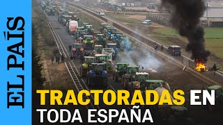 ESPAÑA  Las tractoradas de los agricultores españoles cortan una decena de autovías  EL PAÍS [upl. by Valiant]