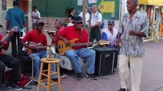 Traditionele muziek in Punda  Curacao en wie danst erop [upl. by Tice527]