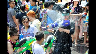 Einheimische und Touristen feiern Wasserfest in Thailand [upl. by Bandeen]