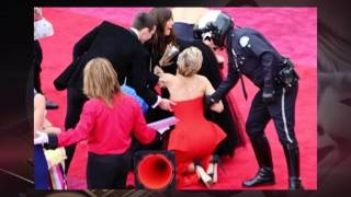 Jennifer Lawrence se cae por segunda vez en los Óscar [upl. by Anna625]