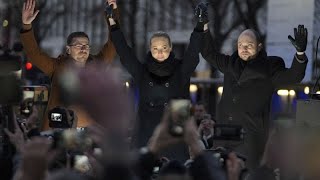 Des personnalités de lopposition russe manifestent contre Vladimir Poutine à Berlin [upl. by Aloap215]