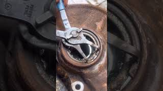 Wheel bearing retaining clip removal automechanic mechanic carmaintenance diy ￼ [upl. by Pals]