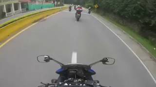 Caída Apache se lleva Ducati por delante quotUste no anda en moto grandequot [upl. by Compte]