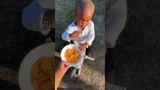 Baby loves sharing his food 🥰👏🏼 kids babymoments lovelybaby babybesties adorablebaby [upl. by Kezer428]