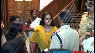 Shalu Menon arrested in Solar Scam case Exclusive footage  Asianet News ശാലു മേനോന്‍ [upl. by Aenotna565]