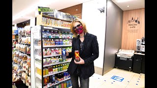 【YOSHIKIがローソンを訪問！リアルゴールドXYの売り場を現地視察】YOSHIKI visits Real Gold XY Sales Floor at Lawson in Japan [upl. by Adle]