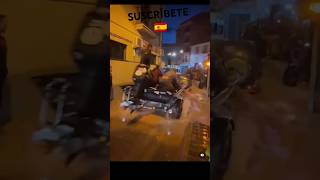 🇪🇸 VECINOS DE UTIEL CON LANCHAS PARA RESCATAR A GENTE ATRAPADA POR LA DANA🇪🇸 shorts viral españa [upl. by Marvella416]