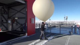 Meteorologie an der NeumayerStation III Der Start einer Radiosonde [upl. by Magdalene978]