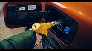 Prix du carburant proche de deux euros  Un chèque carburant estil en perspective [upl. by Nwahsiek247]