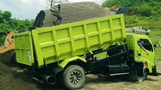 Mobil Pasir HINO Dump Truck Jomplang Muatan Pasir Full Bak [upl. by Ahtrim]