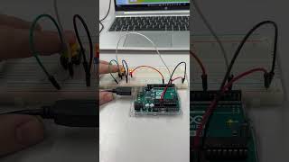 Drukknop doet led aan arduino  voor school [upl. by Ardnuahsal200]