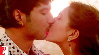 It is wrong to kiss on the 1st date  Scene  Shuddh Desi Romance  Sushant Singh Rajput Parineeti [upl. by Diane543]