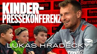 quotRonaldo oder Messiquot 🤔 – quotBonifacequot 🤩  KinderPressekonferenz mit Bayer 04Kapitän Lukas Hradecky [upl. by Alexina]