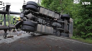 Holztransporter kippt um  Kreisstraße voll gesperrt [upl. by Suzanne]