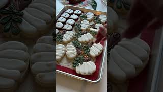 Putting polka dots on cookies without and airbrush cookiedecorating royalicing [upl. by Trula68]