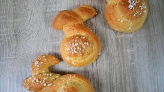 Osterhasen aus Hefeteig backen  Backqueens [upl. by Odnesor]