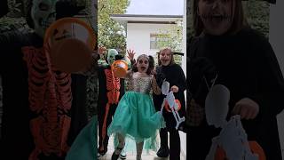 DOLCETTO O SCHERZETTO humor nuelle halloween pov ridere dolcettooscherzetto lol funny [upl. by Arsuy197]