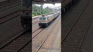 Visakhapatnam WAP7 in charge for Ernakulam  Nizamuddin Mangala Lakshadweep express indianrailway [upl. by Gerbold]