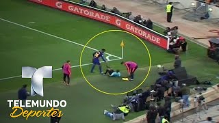 Yerry Mina ¡Revienta el balón pero no mates al juez de línea  La Liga  Telemundo Deportes [upl. by Melody]