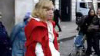 Róisín Murphy  Overpowered Busking  Covent Garden [upl. by Eiger]