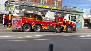 FRNSW  Ladder Platform 260 Responding through Cessnock NSW [upl. by Dun963]