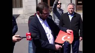 Gegham Manukyan un député arménien brûle le drapeau de la Turquie 🇹🇷🔥 [upl. by Aikenat]