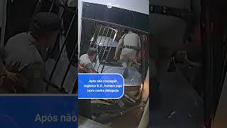 Após não conseguir registrar BO homem joga carro contra delegacia [upl. by Nallaf34]