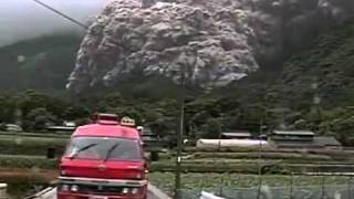 Dome collapse and pyroclastic flow at Unzen Volcano [upl. by Hoi516]