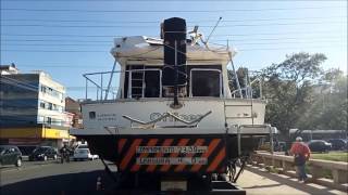 EPTC aborda carreta transportando barco em Porto Alegre [upl. by Danyluk734]