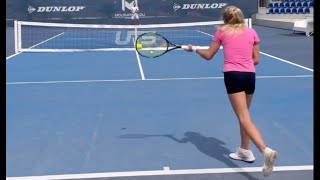 Tennis  Biot 2024  Ksenia Efremova 14 ans et blessée au coude sentraîne de la main gauche [upl. by Nuhsyar]