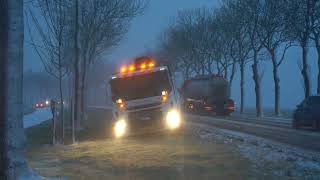 Strooiwagen raakt zelf naast de weg op de N361 [upl. by Eedeed]