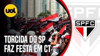 Torcida faz a festa em CT do São Paulo antes da final da Copa do Brasil [upl. by Chapen]