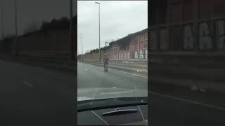 Il fait de la trottinette électrique à 85 kmh sur l’autoroute A86 France [upl. by Emmye966]