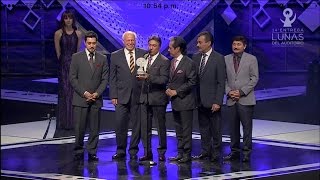 Los Tigres del Norte recibiendo el Reconocimiento quotTrayectoria Artística” Lunas2015 [upl. by Ahserkal]