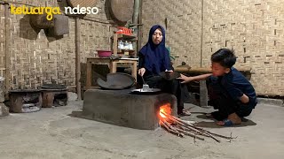 sambel gerihkubis gorengdaun singkong rebusmakan malam bersama keluarga  masakan desa [upl. by Lederer]