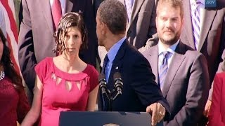 Obama ayuda a una embarazada que se desmayó durante su discurso [upl. by Aivek]