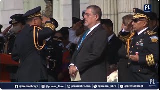 Saludo militar en la Plaza de la Constitución al nuevo Presidente de Guatemala Bernardo Arévalo [upl. by Ydnys643]