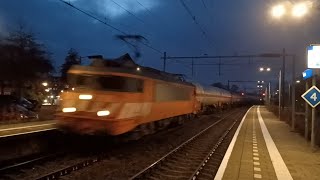 Goederentrein komt langs station Twello met de RFO 1830 met lichtgroet [upl. by Nyladnar]