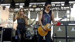 Slash w Fergie  Barracuda  Sound Check  HD [upl. by Gen231]