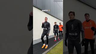 Szczęsny PROMUJE POLSKĄ KUCHNIĘ we Włoszech XD shorts [upl. by Sperry]