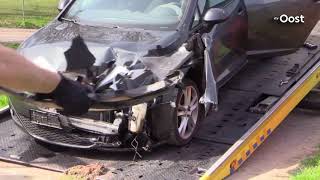 Trein botst tegen auto op overweg in Raalte bestuurder door oog van de naald [upl. by Liba214]