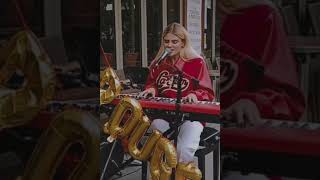 Maëlle  Extraits de ses concerts quotsauvagesquot devant divers cafés parisiens ce lundi 14 octobre [upl. by Paderna56]