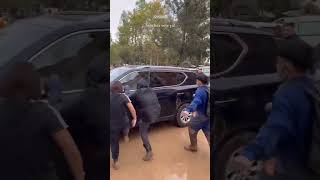 Destrozan el coche de Pedro Sánchez cuando huía de Paiporta Valencia [upl. by Anerev]