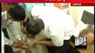 Jaipur Engineer Swallows Paper After He Was Caught Taking Bribe [upl. by Eevets76]