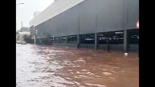 Temporal deixa ruas completamente alagadas na região do shopping em Patos de Minas [upl. by Eiser]