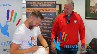 Ludzki Gest  Kuba Błaszczykowski  podpisywanie koszulek i piłek [upl. by Ahsoek809]